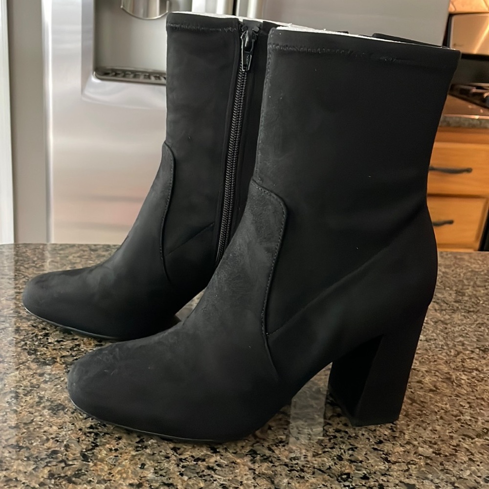 Black suede Naturalizer boots